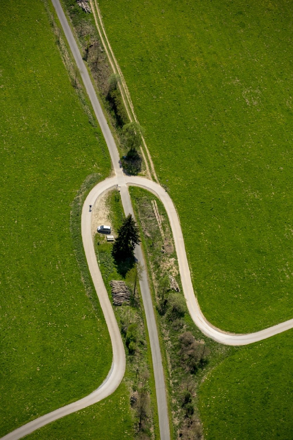 Eslohe (Sauerland) von oben - Serpentinenförmiger Kurvenverlauf einer Straßenführung in Eslohe (Sauerland) im Bundesland Nordrhein-Westfalen