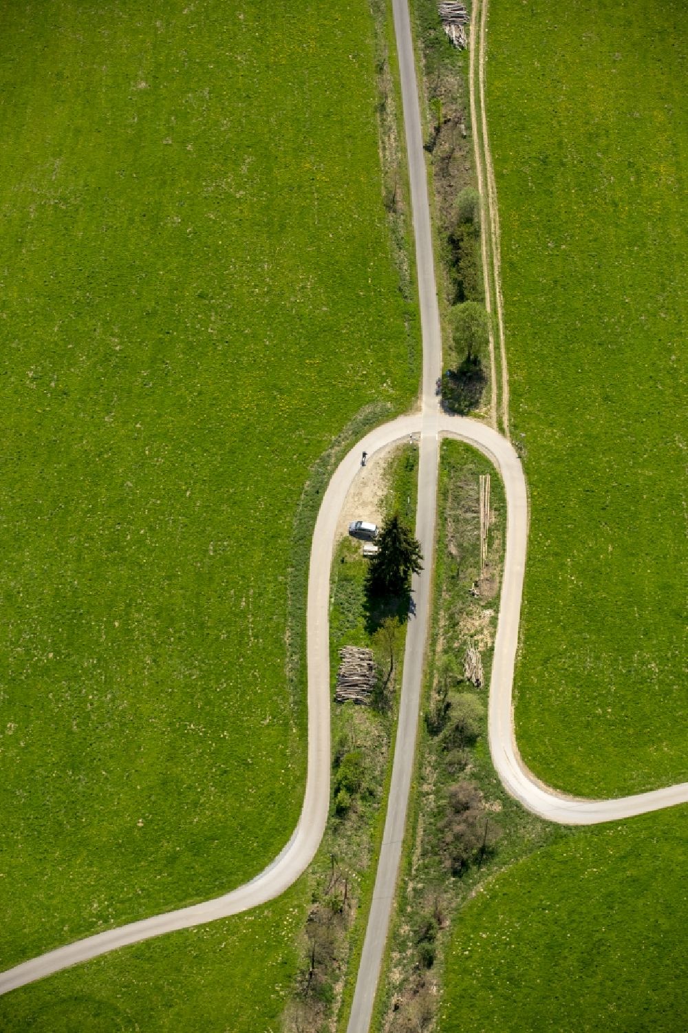 Eslohe (Sauerland) aus der Vogelperspektive: Serpentinenförmiger Kurvenverlauf einer Straßenführung in Eslohe (Sauerland) im Bundesland Nordrhein-Westfalen