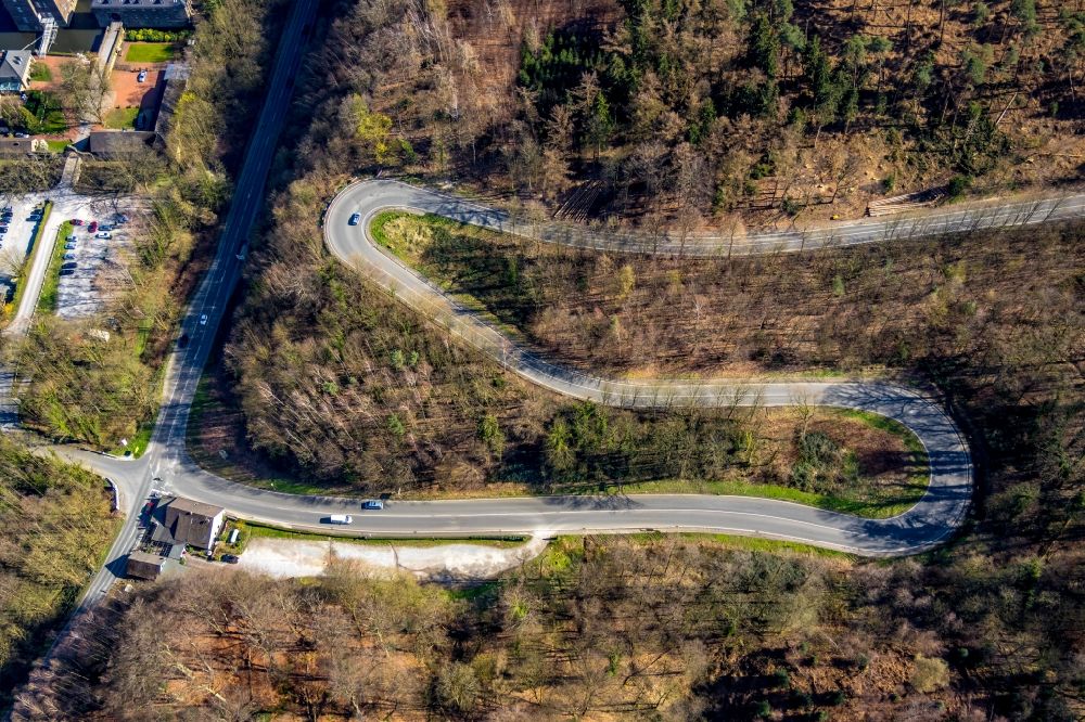 Luftbild Ratingen - Serpentinenförmiger Kurvenverlauf einer Straßenführung der Essener Straße in Ratingen im Bundesland Nordrhein-Westfalen, Deutschland