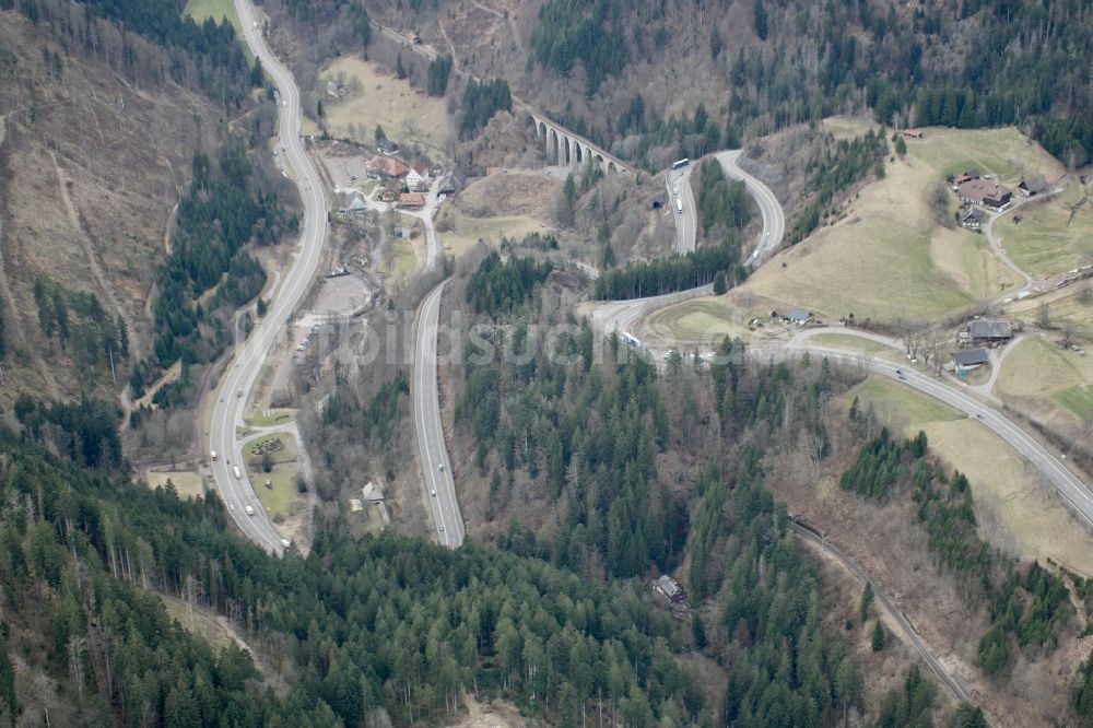 Luftbild Höllsteig - Serpentinenförmiger Kurvenverlauf einer Straßenführung B31 Höllental in Höllsteig im Bundesland Baden-Württemberg, Deutschland