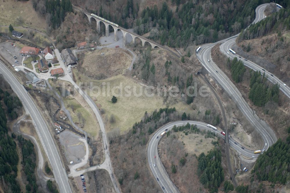 Höllsteig von oben - Serpentinenförmiger Kurvenverlauf einer Straßenführung B31 Höllental in Höllsteig im Bundesland Baden-Württemberg, Deutschland