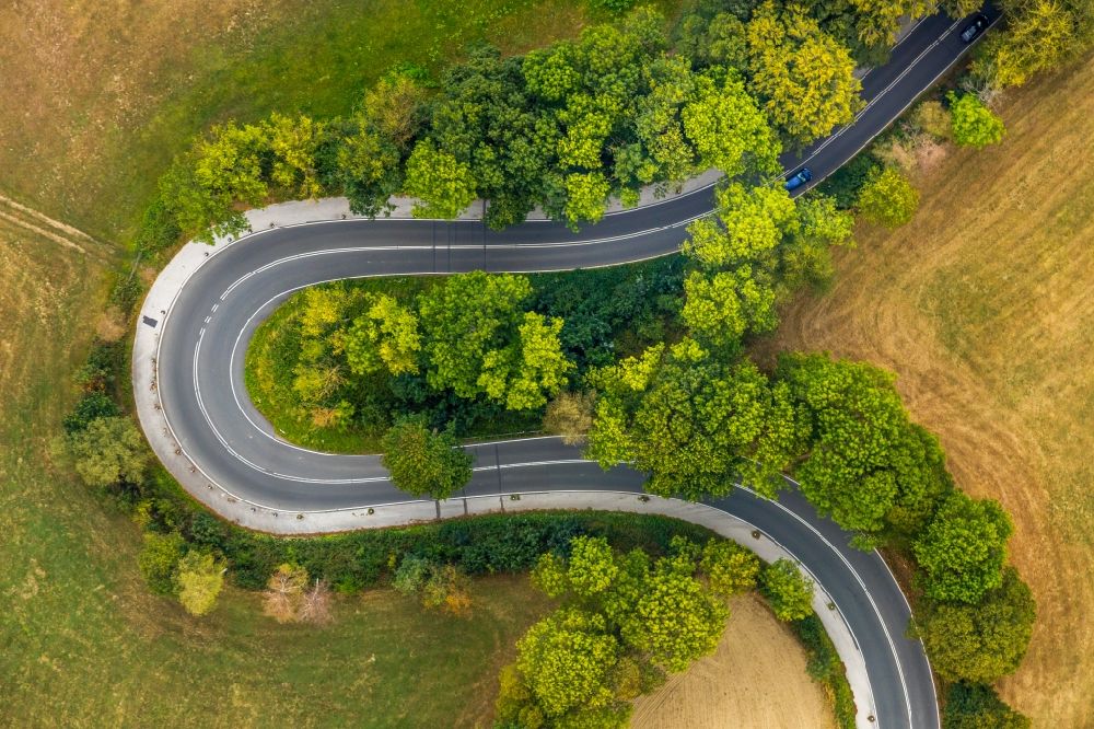 Luftbild Velbert - Serpentinenförmiger Kurvenverlauf einer Straßenführung der Kuhlendahler Straße im Ortsteil Neviges in Velbert im Bundesland Nordrhein-Westfalen, Deutschland