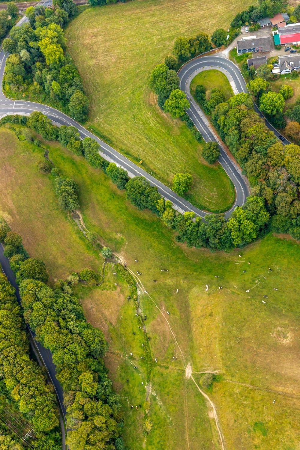 Luftaufnahme Velbert - Serpentinenförmiger Kurvenverlauf einer Straßenführung der Kuhlendahler Straße im Ortsteil Neviges in Velbert im Bundesland Nordrhein-Westfalen, Deutschland