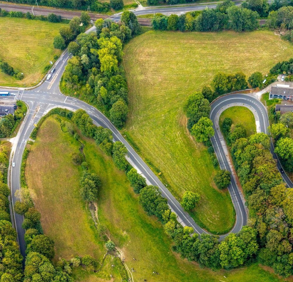 Velbert von oben - Serpentinenförmiger Kurvenverlauf einer Straßenführung der Kuhlendahler Straße im Ortsteil Neviges in Velbert im Bundesland Nordrhein-Westfalen, Deutschland