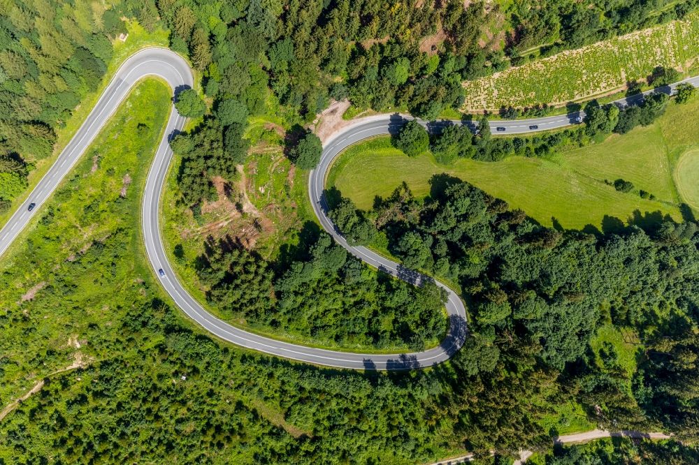 Luftaufnahme Brilon - Serpentinenförmiger Kurvenverlauf einer Straßenführung der Landesstraße L870 Am Bilstein in Brilon im Bundesland Nordrhein-Westfalen, Deutschland