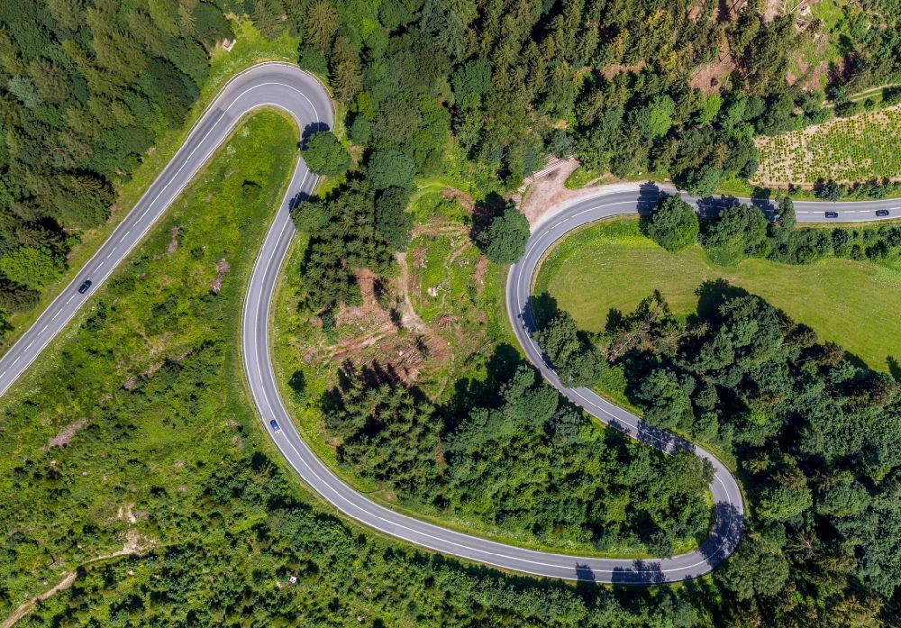 Brilon von oben - Serpentinenförmiger Kurvenverlauf einer Straßenführung der Landesstraße L870 Am Bilstein in Brilon im Bundesland Nordrhein-Westfalen, Deutschland
