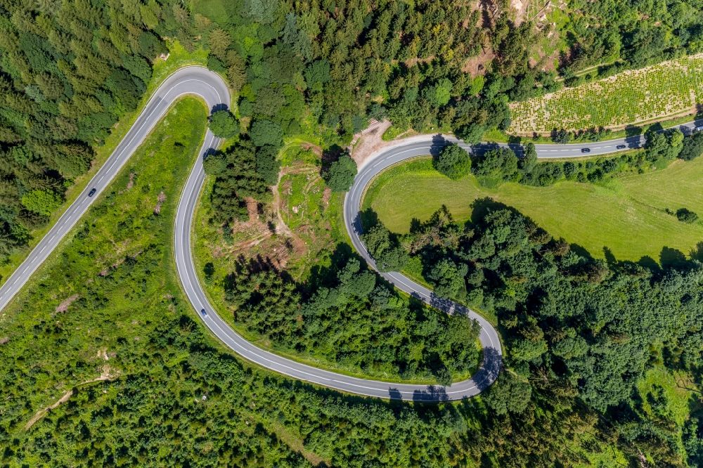 Brilon aus der Vogelperspektive: Serpentinenförmiger Kurvenverlauf einer Straßenführung der Landesstraße L870 Am Bilstein in Brilon im Bundesland Nordrhein-Westfalen, Deutschland