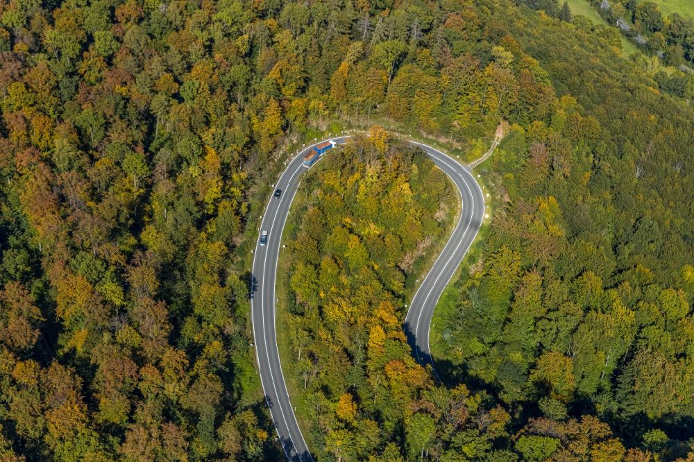 Luftaufnahme Beverungen - Serpentinenförmiger Kurvenverlauf einer Straßenführung der Landstraße L838 in Beverungen im Bundesland Nordrhein-Westfalen, Deutschland