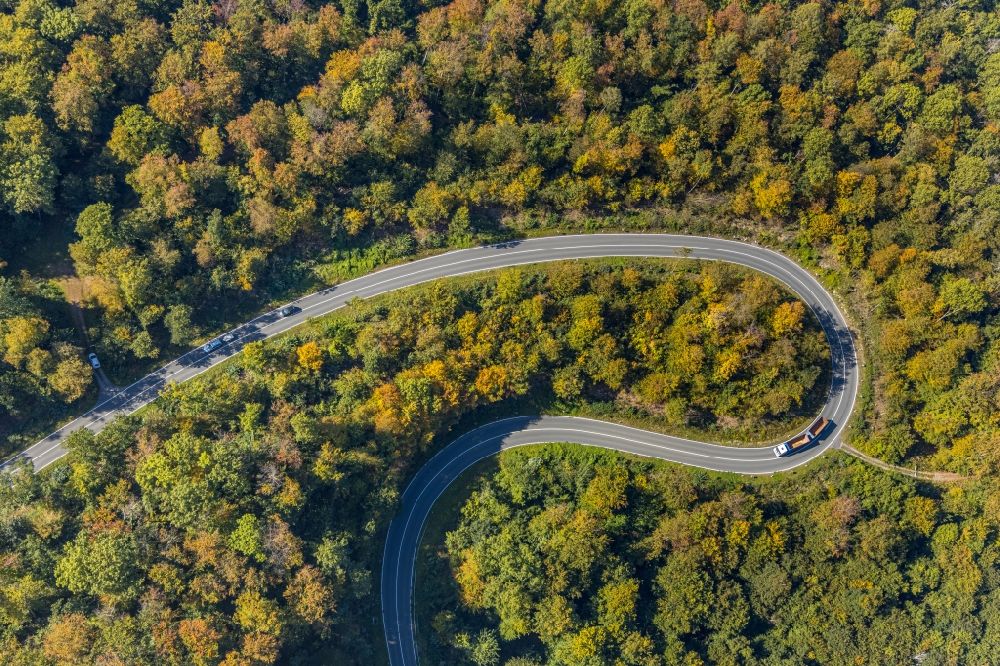 Beverungen von oben - Serpentinenförmiger Kurvenverlauf einer Straßenführung der Landstraße L838 in Beverungen im Bundesland Nordrhein-Westfalen, Deutschland