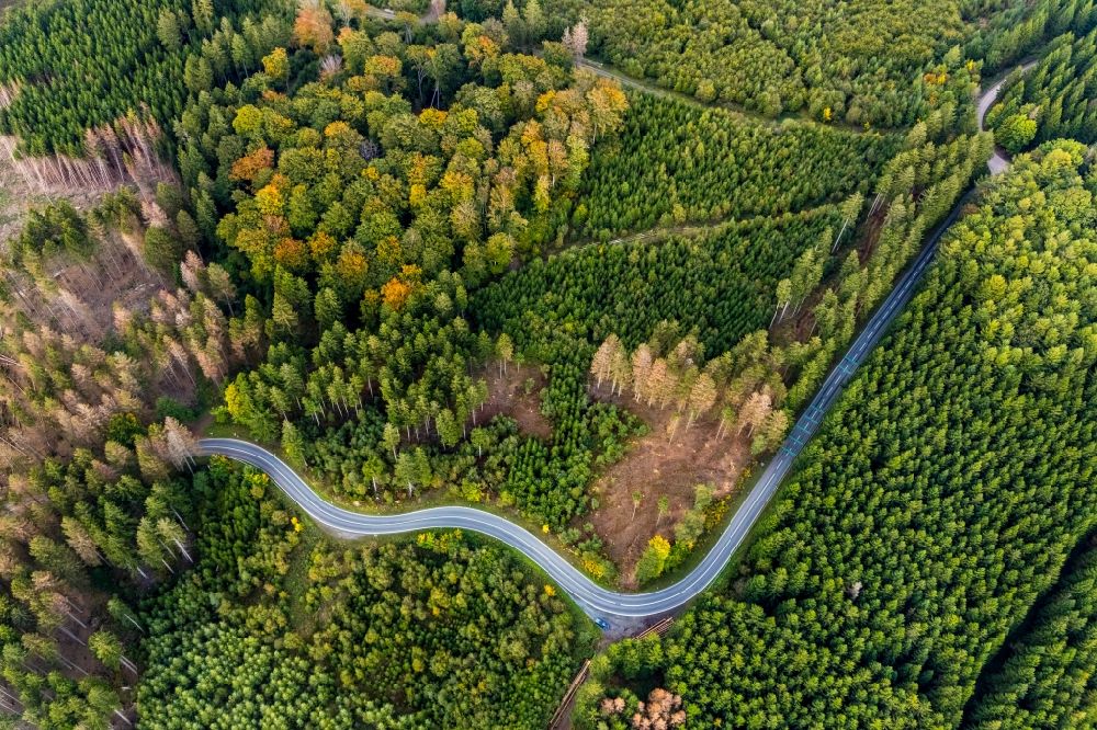 Luftaufnahme Sundern (Sauerland) - Serpentinenförmiger Kurvenverlauf einer Straßenführung der Landstraße L839 in Sundern (Sauerland) im Bundesland Nordrhein-Westfalen, Deutschland