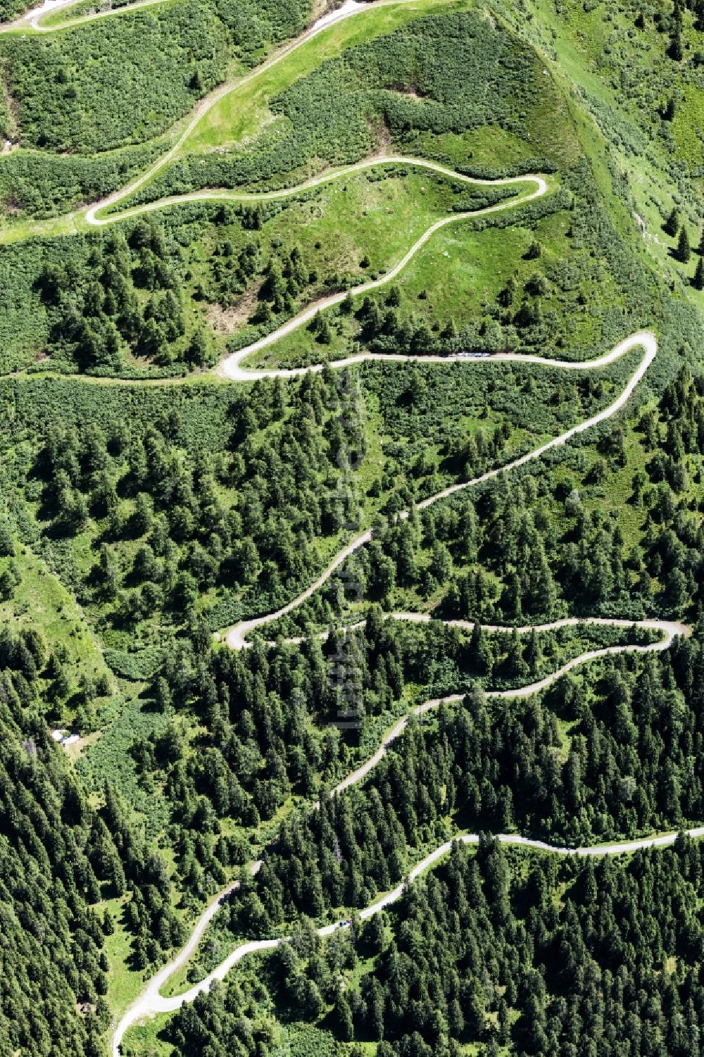 Mittersill von oben - Serpentinenförmiger Kurvenverlauf einer Straßenführung in Mittersill in Salzburg, Österreich