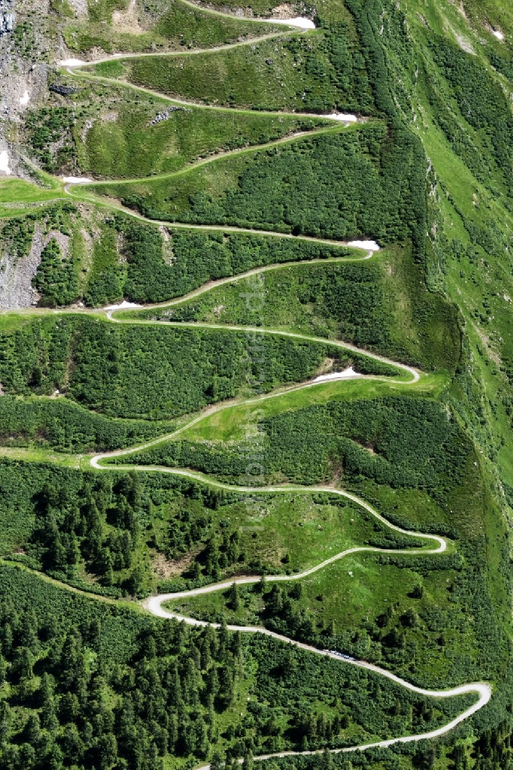 Mittersill aus der Vogelperspektive: Serpentinenförmiger Kurvenverlauf einer Straßenführung in Mittersill in Salzburg, Österreich