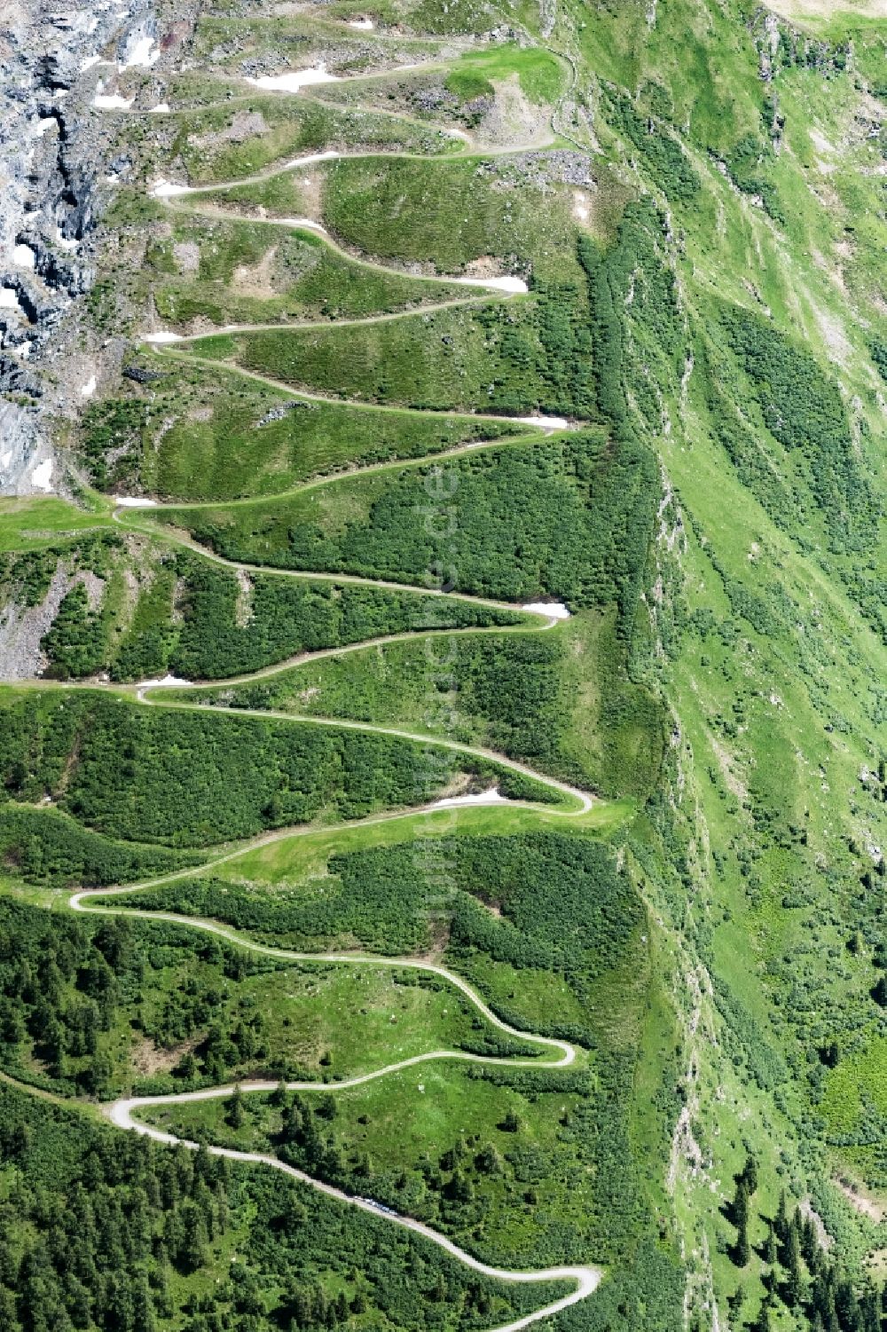 Luftaufnahme Mittersill - Serpentinenförmiger Kurvenverlauf einer Straßenführung in Mittersill in Salzburg, Österreich