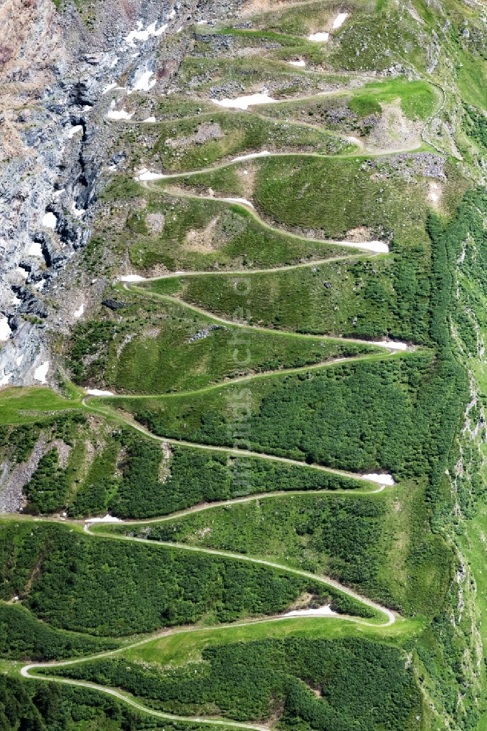 Mittersill von oben - Serpentinenförmiger Kurvenverlauf einer Straßenführung in Mittersill in Salzburg, Österreich