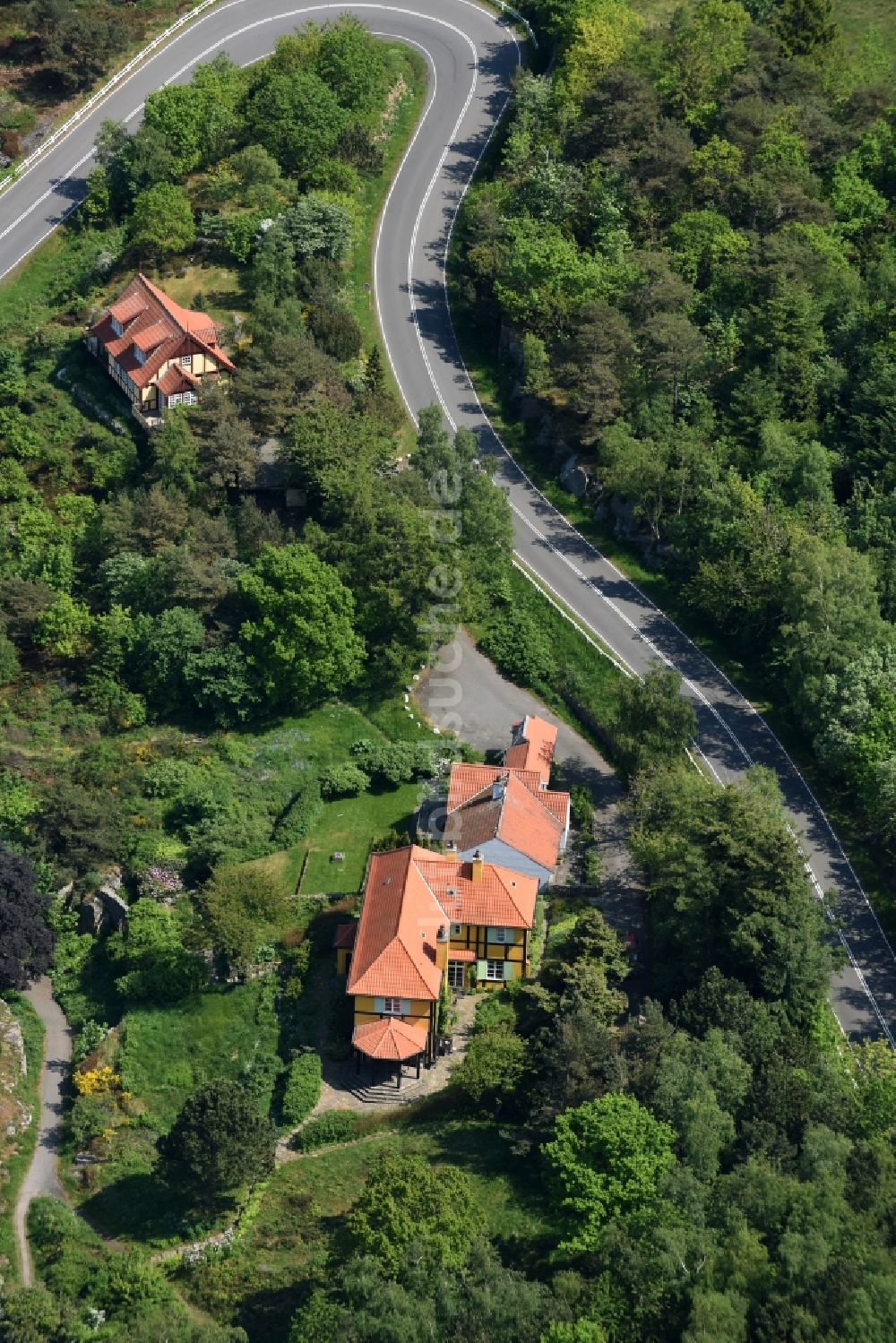 Luftbild Gudhjem - Serpentinenförmiger Kurvenverlauf der Straßenführung Norresand in Gudhjem in Region Hovedstaden, Dänemark
