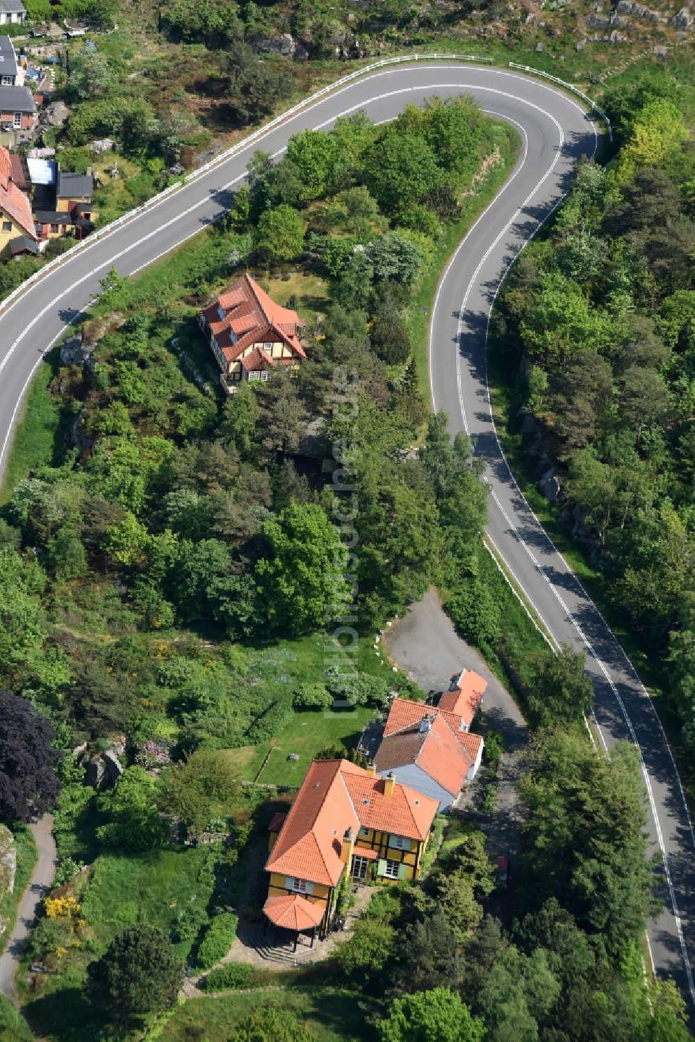 Luftaufnahme Gudhjem - Serpentinenförmiger Kurvenverlauf der Straßenführung Norresand in Gudhjem in Region Hovedstaden, Dänemark