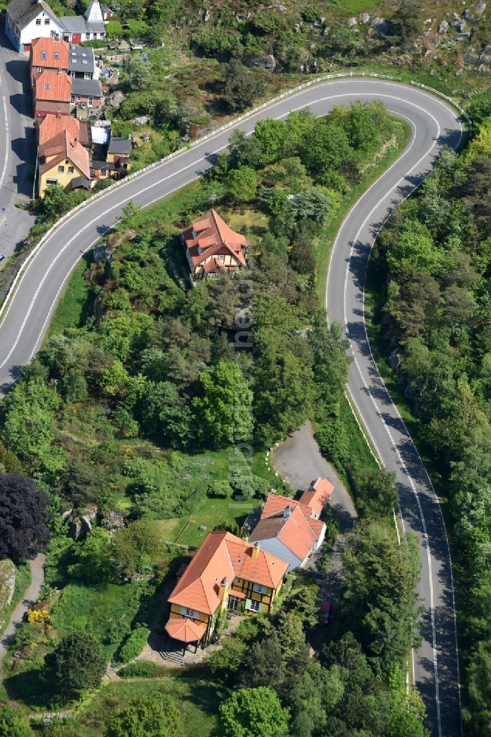 Gudhjem von oben - Serpentinenförmiger Kurvenverlauf der Straßenführung Norresand in Gudhjem in Region Hovedstaden, Dänemark