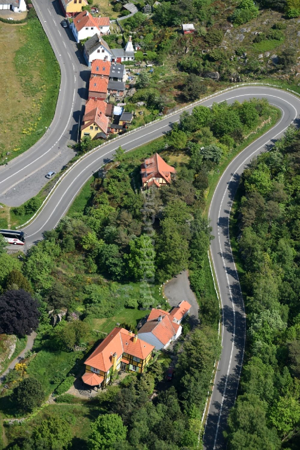 Gudhjem aus der Vogelperspektive: Serpentinenförmiger Kurvenverlauf der Straßenführung Norresand in Gudhjem in Region Hovedstaden, Dänemark