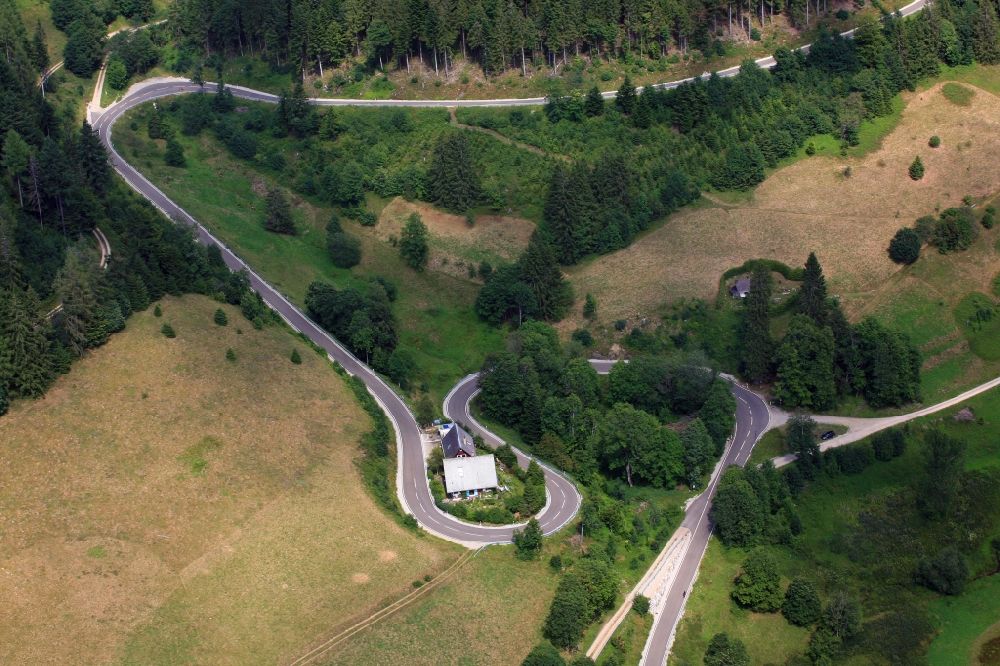 Müllheim von oben - Serpentinenförmiger Kurvenverlauf einer Straßenführung im Ortsteil Sirnitz von Müllheim im Bundesland Baden-Württemberg, Deutschland