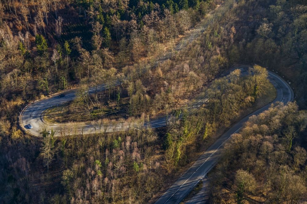 Ratingen von oben - Serpentinenförmiger Kurvenverlauf einer Straßenführung in Ratingen im Bundesland Nordrhein-Westfalen