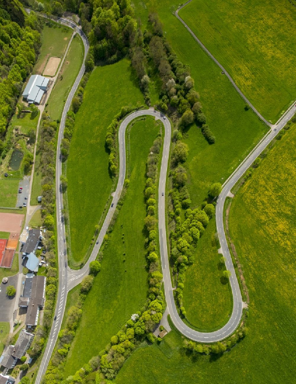 Luftaufnahme Steinfeld - Serpentinenförmiger Kurvenverlauf einer Straßenführung in Steinfeld im Bundesland Nordrhein-Westfalen