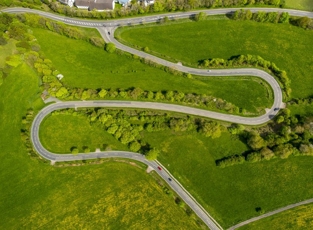 Luftbild Steinfeld - Serpentinenförmiger Kurvenverlauf einer Straßenführung in Steinfeld im Bundesland Nordrhein-Westfalen