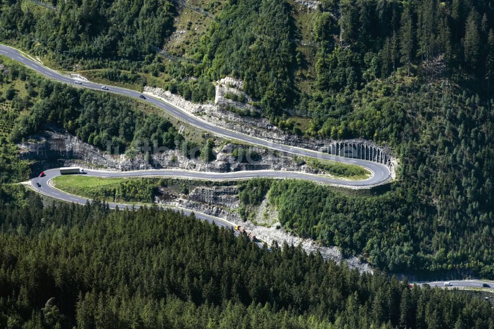 Trieben von oben - Serpentinenförmiger Kurvenverlauf einer Straßenführung in Trieben in Steiermark, Österreich
