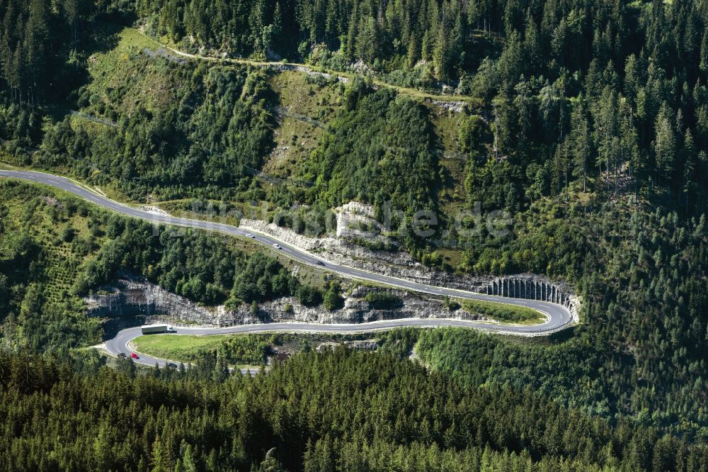 Trieben aus der Vogelperspektive: Serpentinenförmiger Kurvenverlauf einer Straßenführung in Trieben in Steiermark, Österreich