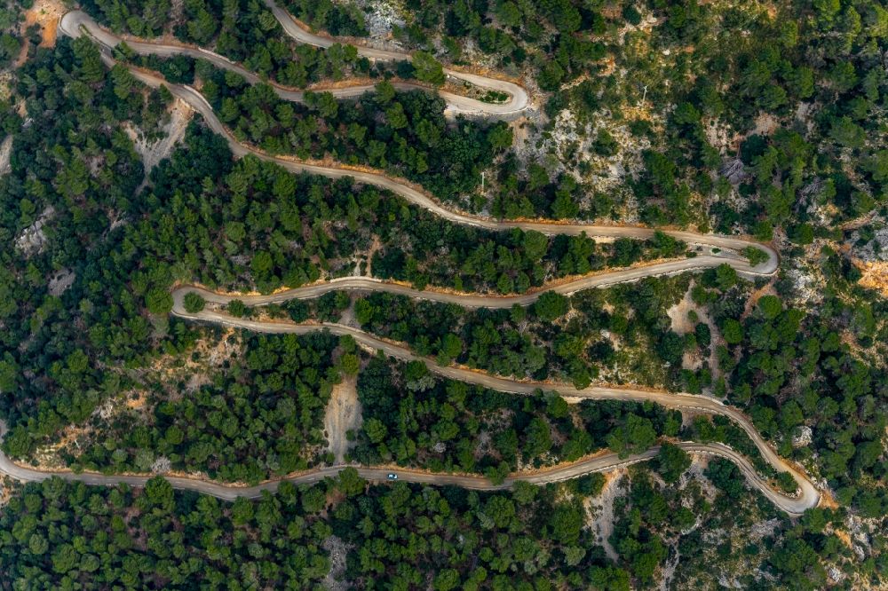 Luftbild Valldemossa - Serpentinenförmiger Kurvenverlauf einer Straßenführung in Valldemossa in Balearische Insel Malorca, Spanien