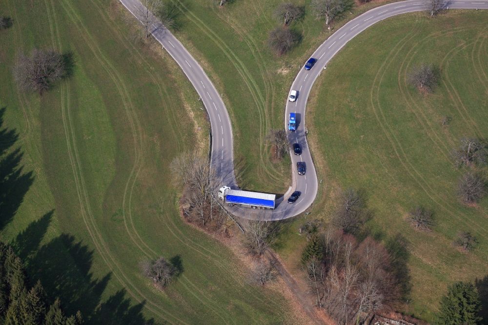 Luftbild Wehr - Serpentinenförmiger Kurvenverlauf einer Straßenführung in Wehr im Bundesland Baden-Württemberg