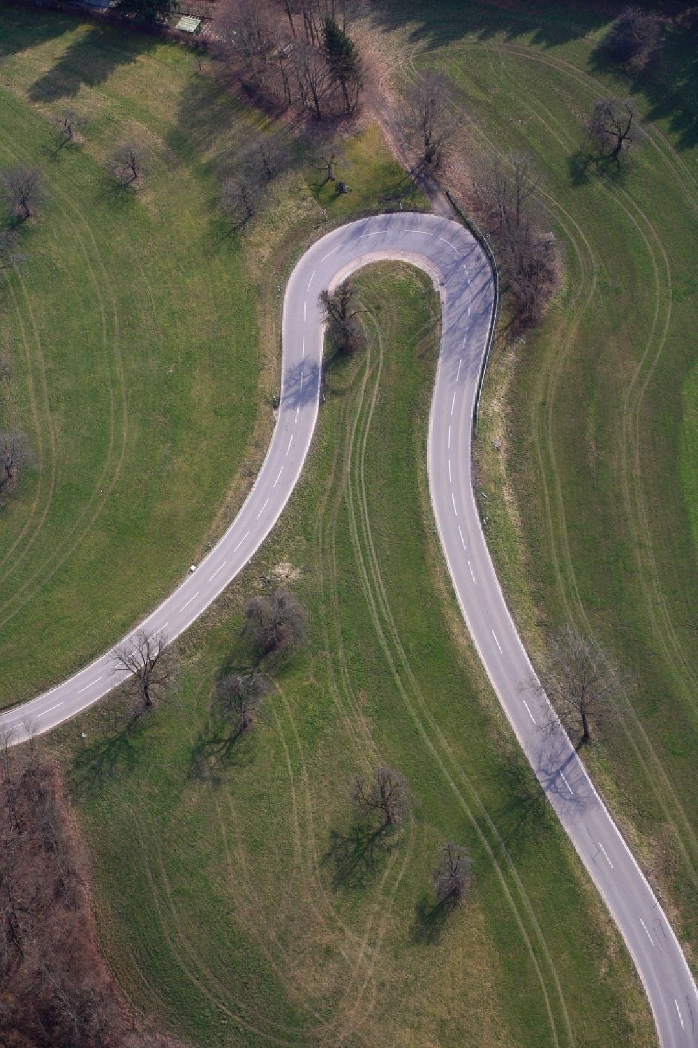Wehr aus der Vogelperspektive: Serpentinenförmiger Kurvenverlauf einer Straßenführung in Wehr im Bundesland Baden-Württemberg