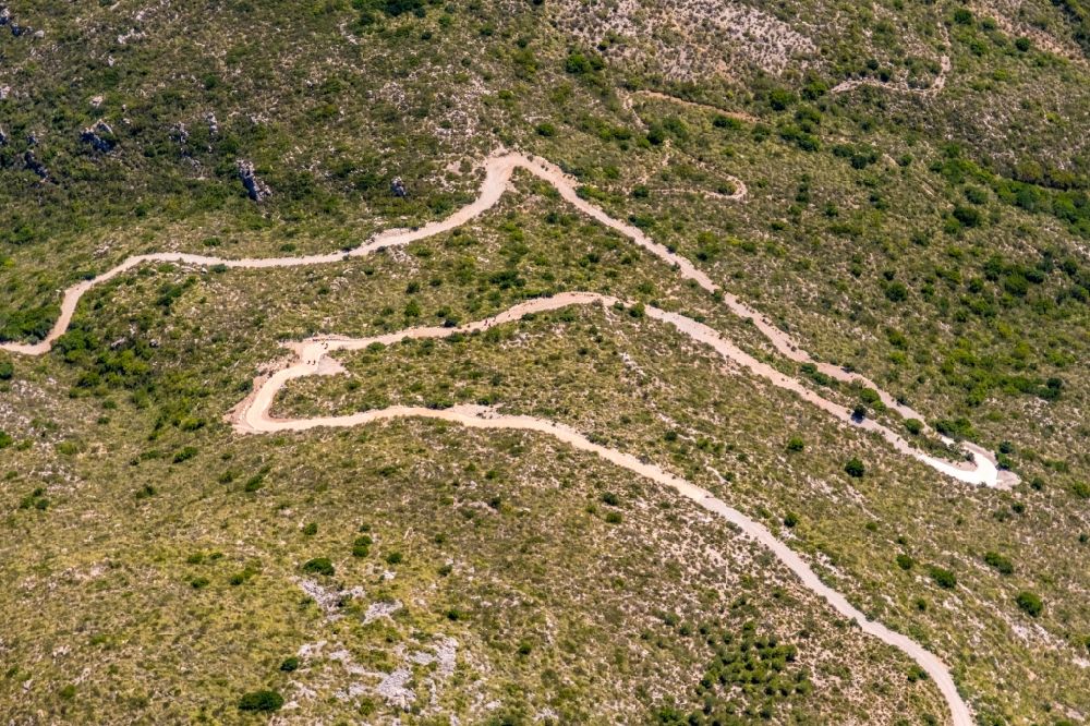 Cala Mesquida von oben - Serpentinenförmiger Kurvenverlauf einer Wegführung in Cala Mesquida in Balearische Inseln, Spanien