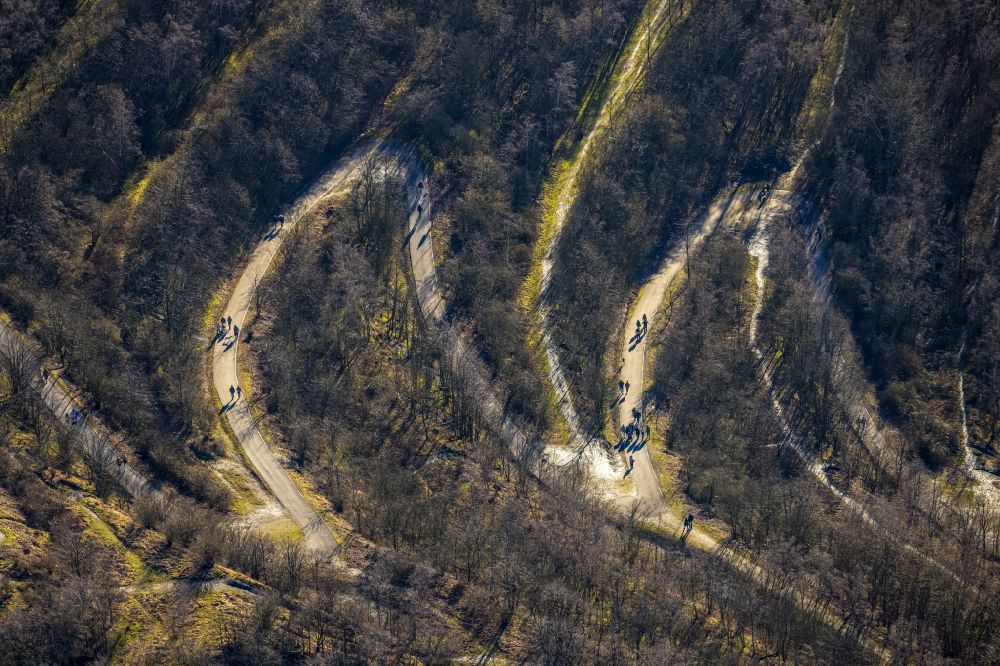 Luftbild Bottrop - Serpentinenförmiger Kurvenverlauf einer Wegführung auf die Halde an der Beckstraße in Bottrop im Bundesland Nordrhein-Westfalen, Deutschland