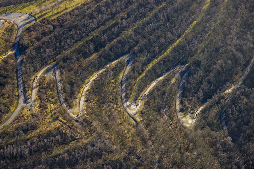 Bottrop aus der Vogelperspektive: Serpentinenförmiger Kurvenverlauf einer Wegführung auf die Halde an der Beckstraße in Bottrop im Bundesland Nordrhein-Westfalen, Deutschland