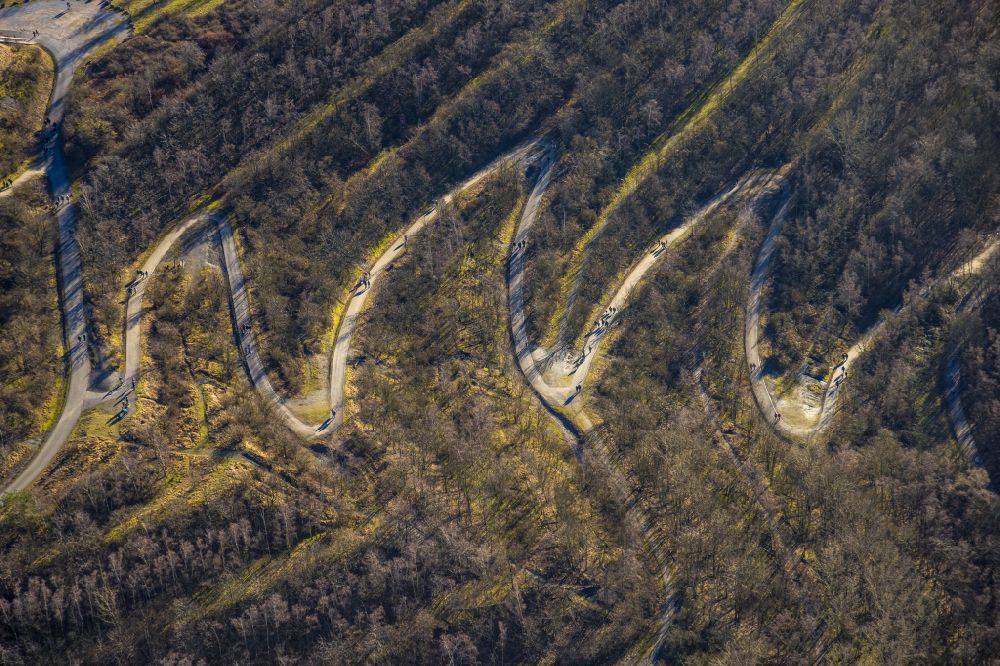 Luftbild Bottrop - Serpentinenförmiger Kurvenverlauf einer Wegführung auf die Halde an der Beckstraße in Bottrop im Bundesland Nordrhein-Westfalen, Deutschland