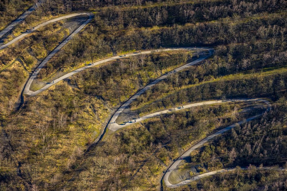 Luftaufnahme Bottrop - Serpentinenförmiger Kurvenverlauf einer Wegführung auf die Halde an der Beckstraße in Bottrop im Bundesland Nordrhein-Westfalen, Deutschland