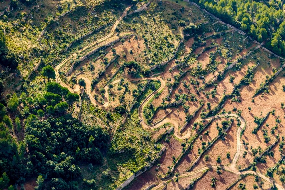 Luftbild Valldemossa - Serpentinenförmiger Kurvenverlauf einer Wegführung in Valldemossa in Balearische Insel Mallorca, Spanien