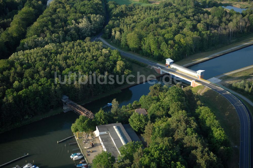 Luftaufnahme Marienwerder - Sicherheitstor und die Straßenbrücke Pechteich bei Marienwerder - BB