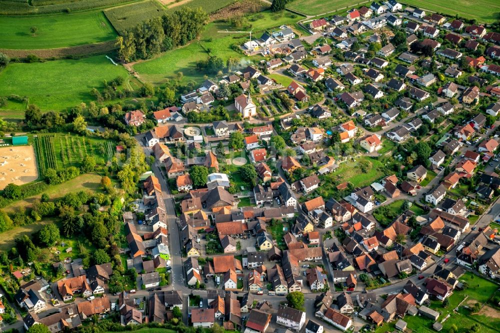 Luftaufnahme Tutschfelden - Siedlungsgebiet entlang der Weinstraße in Tutschfelden im Bundesland Baden-Württemberg, Deutschland