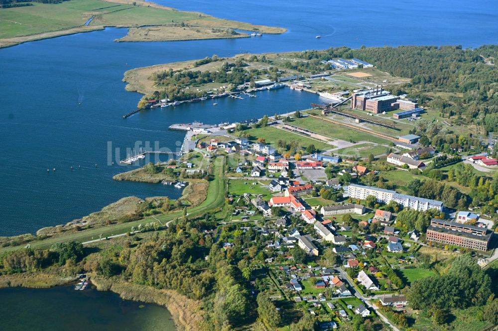Luftaufnahme Peenemünde - Siedlungsgebiet mit Hafen in Peenemünde im Bundesland Mecklenburg-Vorpommern, Deutschland