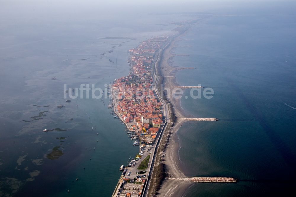 Venedig aus der Vogelperspektive: Siedlungsgebiet im Ortsteil Pellestrina in Venedig in Venetien, Italien