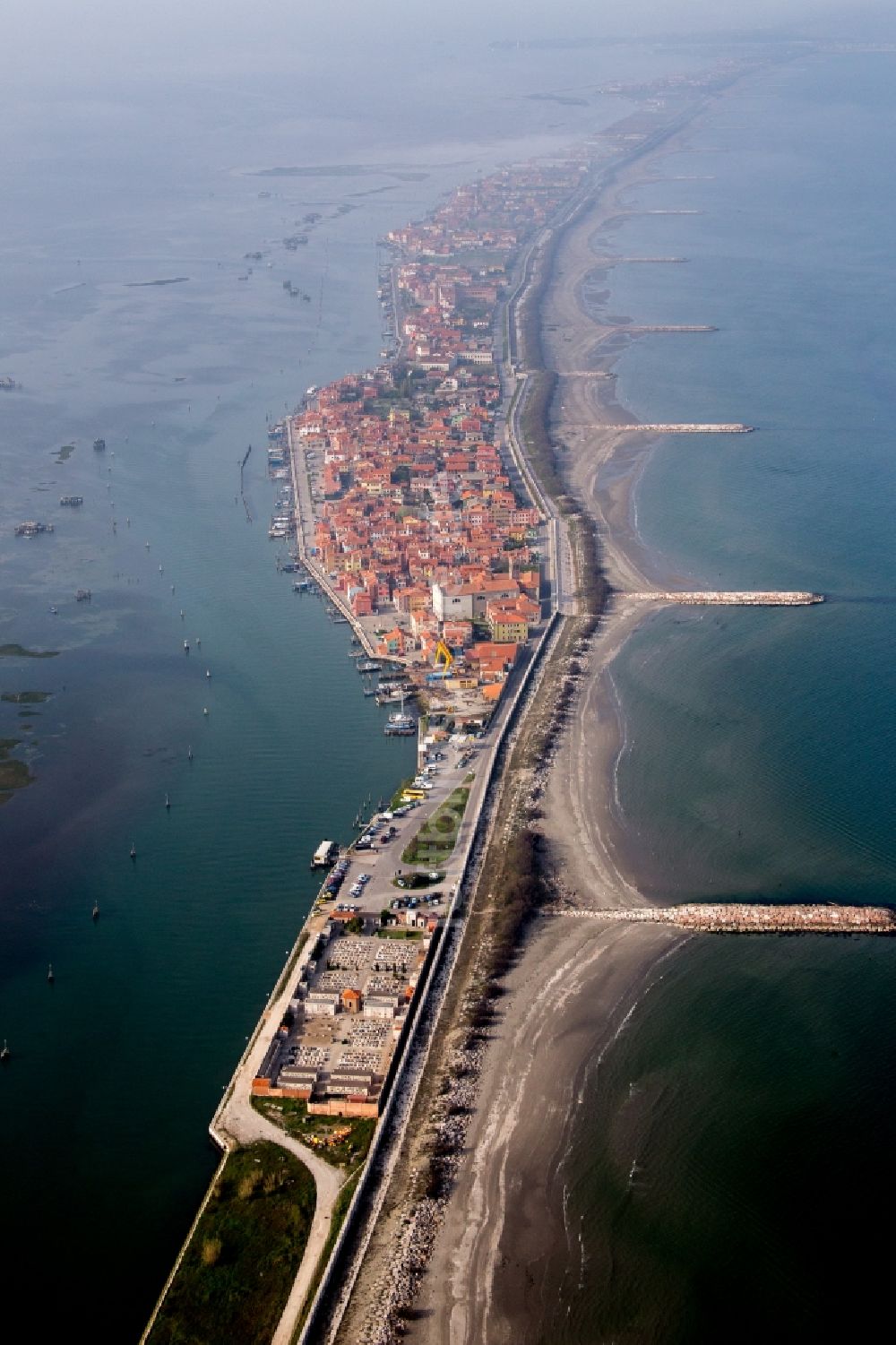 Luftbild Venedig - Siedlungsgebiet im Ortsteil Pellestrina in Venedig in Venetien, Italien