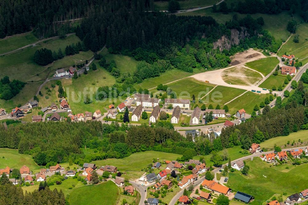 Luftbild Baiersbronn - Siedlungsgebiet und Parkplatz Austellungsgelände Aue in Baiersbronn im Bundesland Baden-Württemberg, Deutschland
