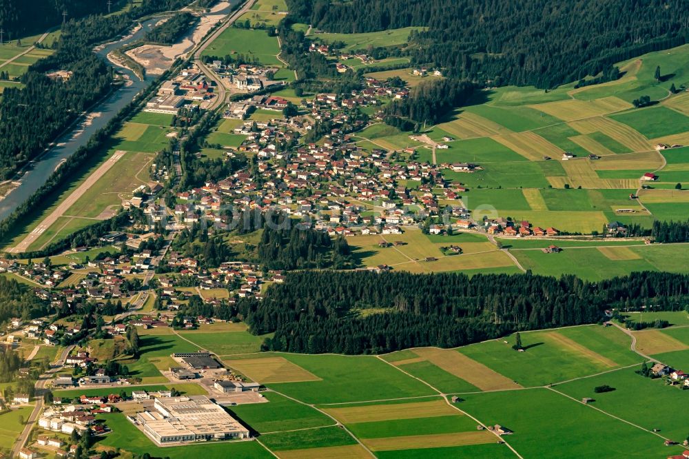Luftbild Höfen - Siedlungsgebiet Reute mit Flugplatz in Höfen in Tirol, Österreich