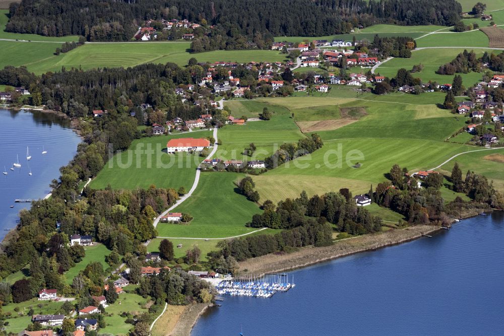 Luftaufnahme Breitbrunn am Chiemsee - Siedlungsgebiet Wolfsberg in Breitbrunn am Chiemsee im Bundesland Bayern, Deutschland