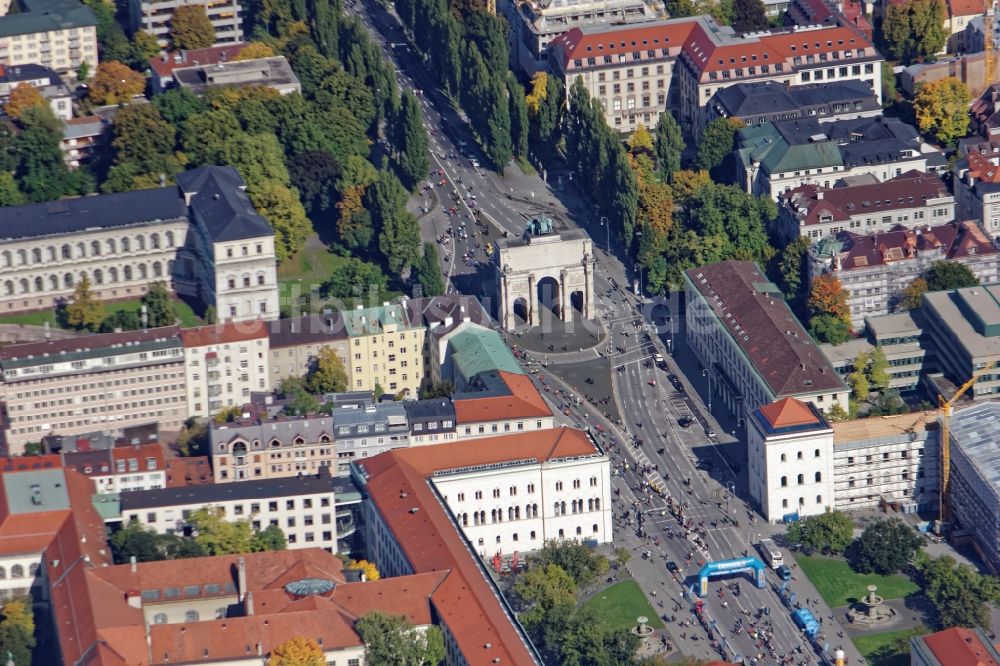 Luftbild München - Siegestor mit autofreier Ludwigstraße und Leopoldstraße beim Stadtmarathon in München im Bundesland Bayern