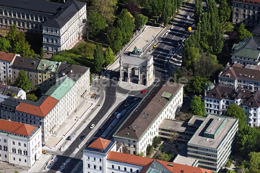 München von oben - Siegestor mit Quadriga an der Ludwigstraße und Leopoldstraße in München im Bundesland Bayern, Deutschland