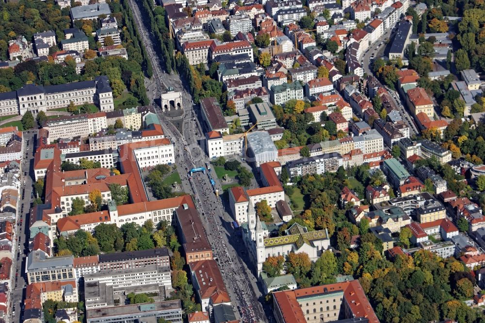 München von oben - Siegestor mit Universität und Ludwigskirche mit autofreier Ludwigstraße und Leopoldstraße beim Stadtmarathon in München im Bundesland Bayern