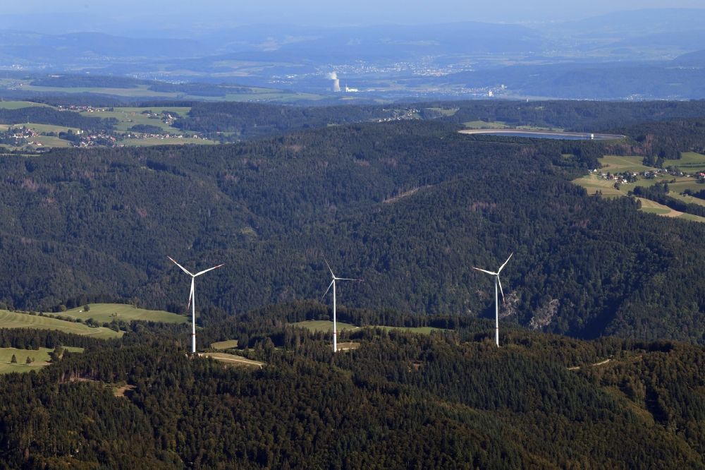 Luftaufnahme Hasel - Silhouette einer Gruppe von drei Windkraftenergieanlagen auf dem Glaserkopf im Südschwarzwald in Hasel im Bundesland Baden-Württemberg, Deutschland