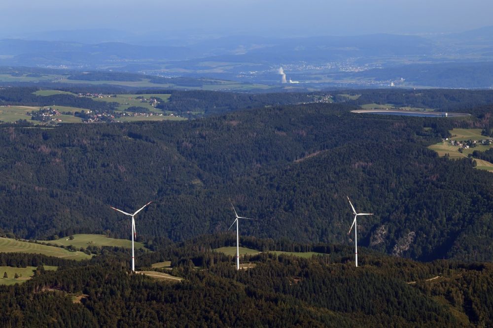 Hasel von oben - Silhouette einer Gruppe von drei Windkraftenergieanlagen auf dem Glaserkopf im Südschwarzwald in Hasel im Bundesland Baden-Württemberg, Deutschland
